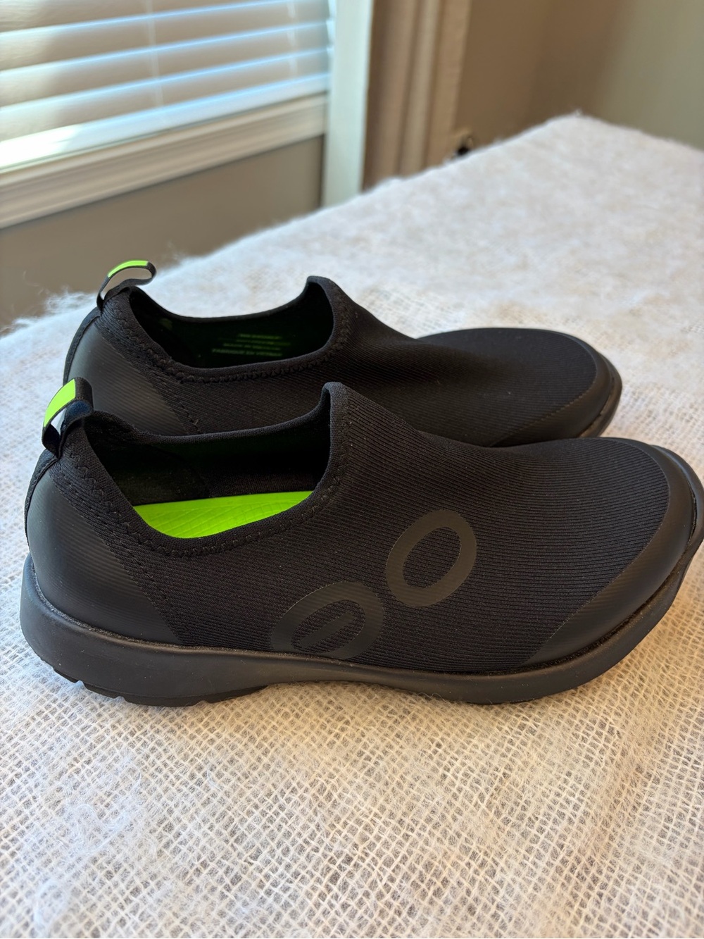 Oofos Women's Oomg Black Slip-On Recovery Sport Sneakers- like New size 9.5